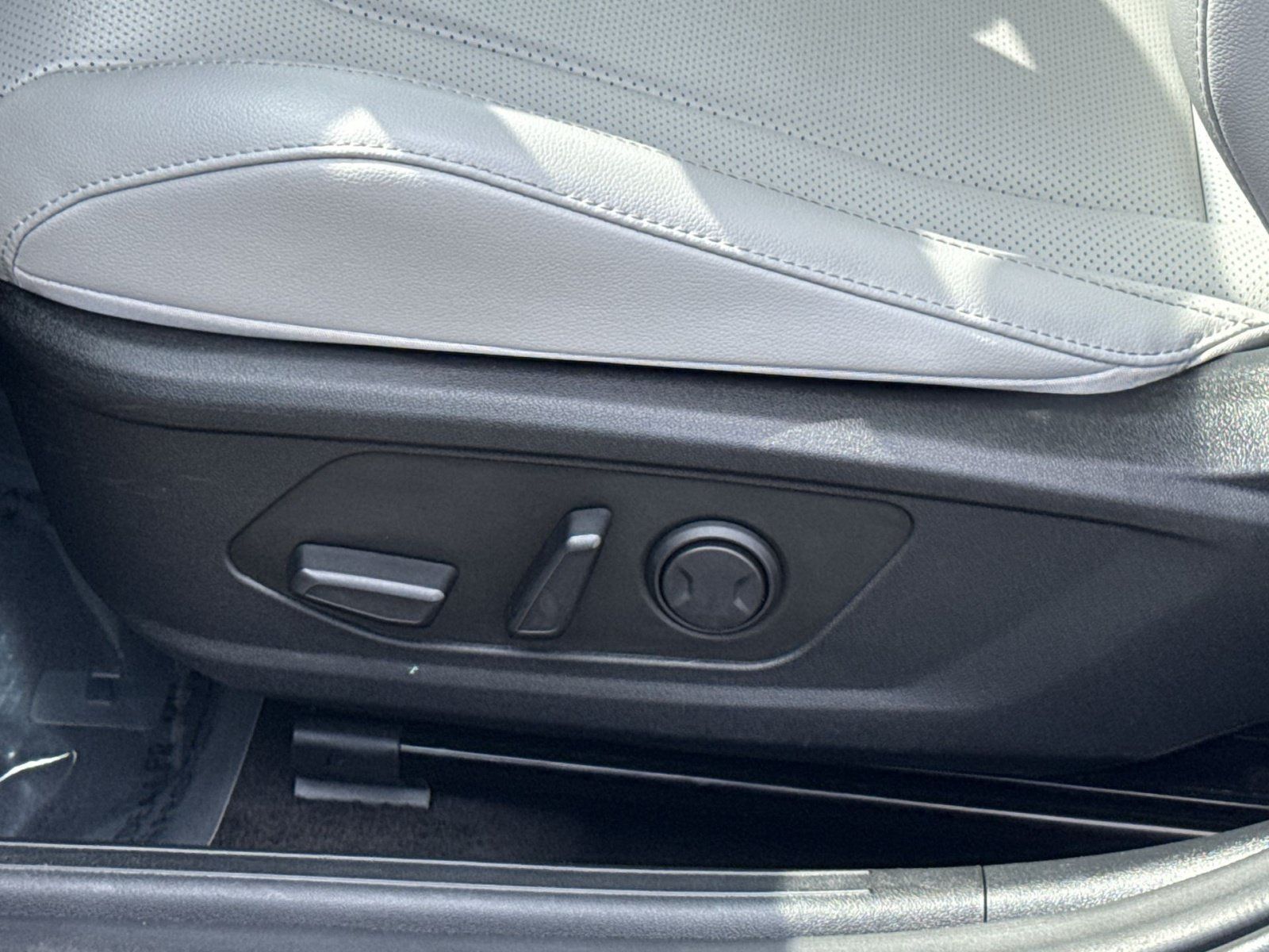 Certified 2025 Hyundai Elantra Limited FWD image 14