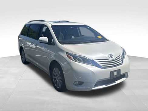 Used 2017 Toyota Sienna Limited AWD/4WD image 6