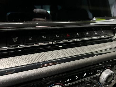 Used 2025 Chevrolet Silverado 2500 ZR2 w/ Technology Package image 14