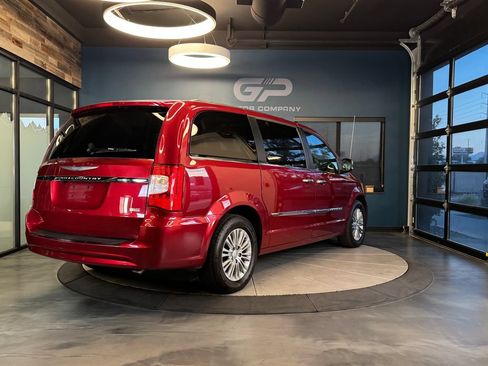 Used 2015 Chrysler Town & Country Touring-L w/ Driver Convenience Group FWD image 3