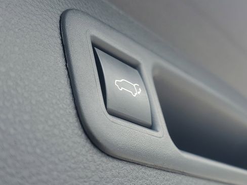 Certified 2025 Toyota Highlander Limited FWD image 10