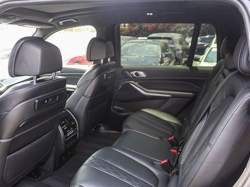 Used 2022 BMW X7 xDrive40i w/ M Sport Package AWD/4WD image 17