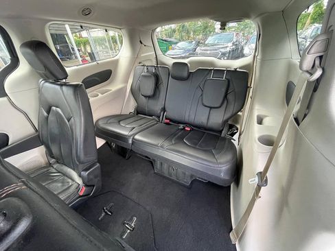 Used 2018 Chrysler Pacifica Touring-L FWD image 10