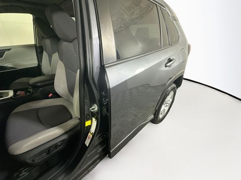 Used 2019 Toyota RAV4 XLE w/ Convenience Package FWD image 12