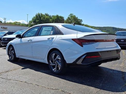 New 2025 Hyundai Elantra SEL image 3