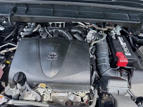 Used 2021 Toyota Highlander L FWD image 28
