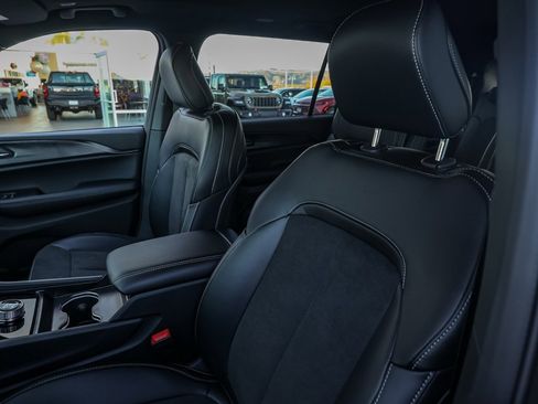 New 2025 Jeep Grand Cherokee L Altitude image 15