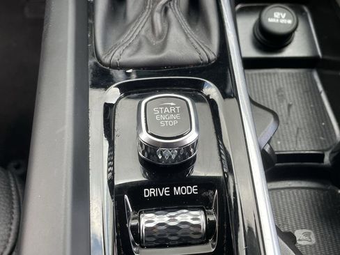 Used 2021 Volvo XC60 T5 Momentum w/ Premium Package image 17