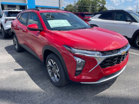 New 2026 Chevrolet Trax LT w/ Sunroof Package FWD image 3