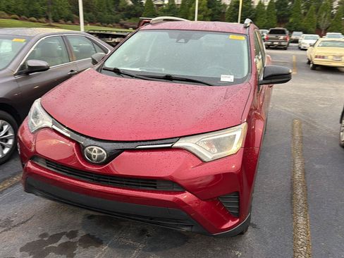 Used 2018 Toyota RAV4 LE FWD image 3