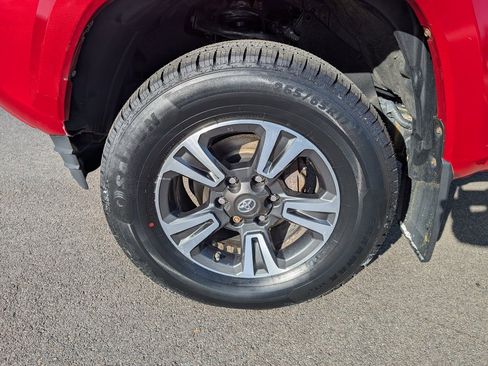 Used 2017 Toyota Tacoma TRD Sport image 11