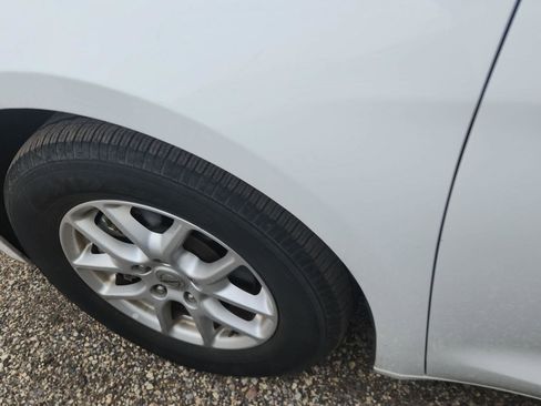 Used 2022 Chrysler Voyager LX image 8