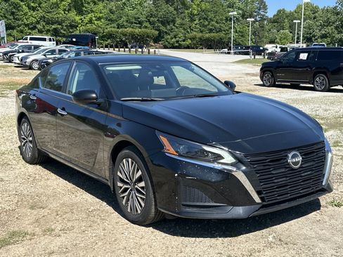 Used 2024 Nissan Altima 2.5 SV w/ SV Premium Package FWD image 3