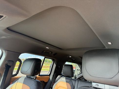 Used 2023 Land Rover Defender 130 X-Dynamic SE image 8