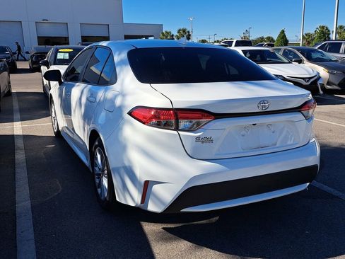 Used 2021 Toyota Corolla LE image 2