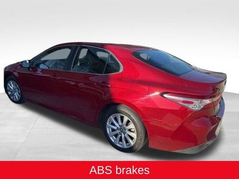 Used 2018 Toyota Camry LE image 3