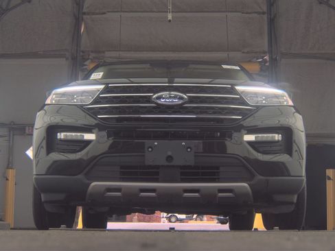 Used 2024 Ford Explorer XLT w/ Equipment Group 202A RWD image 4