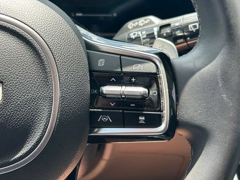 Used 2025 Kia Carnival LXS FWD image 39
