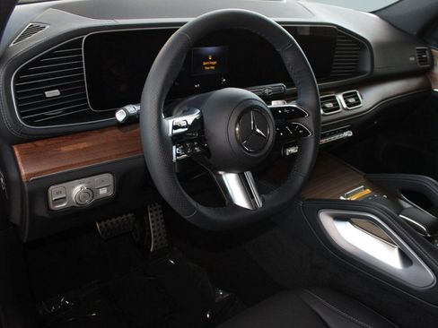 Used 2025 Mercedes-Benz GLS 450 4MATIC image 4