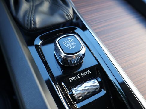 Used 2021 Volvo XC60 T5 Momentum w/ Protection Package Premier image 29