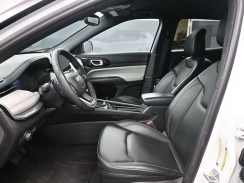 Used 2025 Jeep Compass Limited image 19