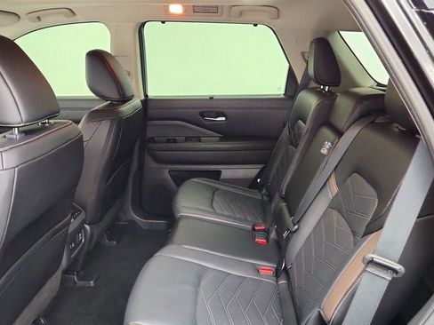 Used 2024 Nissan Pathfinder Platinum w/ Black Appearance Package AWD/4WD image 21