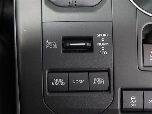 Used 2020 Toyota Highlander LE image 25