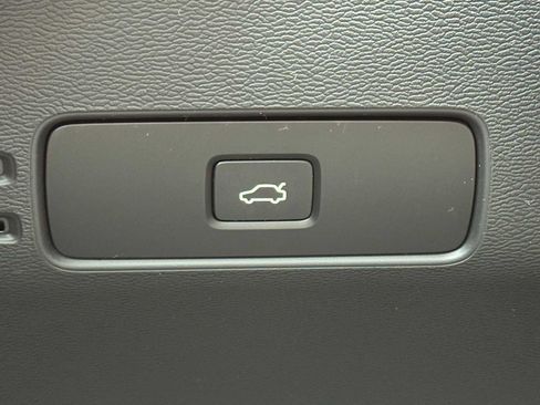 Certified 2023 Volvo XC40 Recharge Ultimate image 32