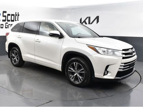 Used 2017 Toyota Highlander Plus image 7