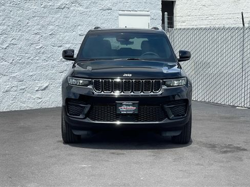 New 2025 Jeep Grand Cherokee Laredo w/ Luxury Tech Group I image 3