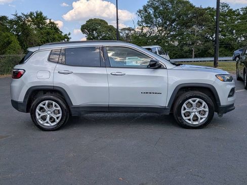 Used 2024 Jeep Compass Latitude AWD/4WD image 3