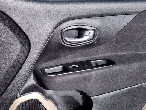 Used 2015 Jeep Renegade Latitude image 12