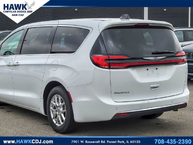 Used 2024 Chrysler Pacifica Touring-L FWD image 6