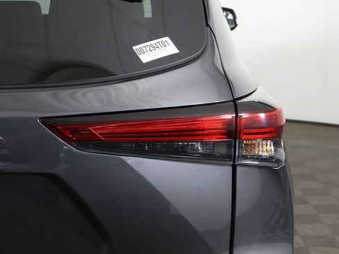Used 2023 Toyota Highlander XLE FWD image 17