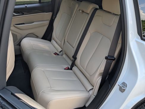 Used 2024 Jeep Grand Cherokee Limited w/ Luxury Tech Group II RWD image 18