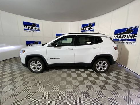 Used 2024 Jeep Compass Latitude w/ Convenience Group AWD/4WD image 13