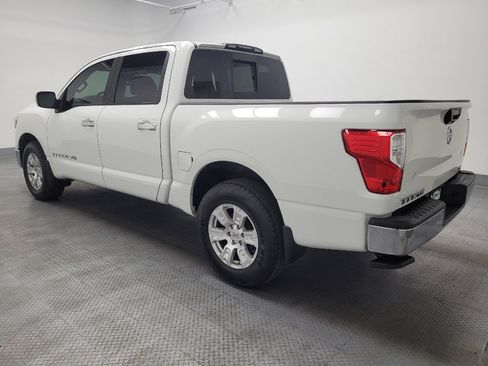 Used 2018 Nissan Titan SV image 3