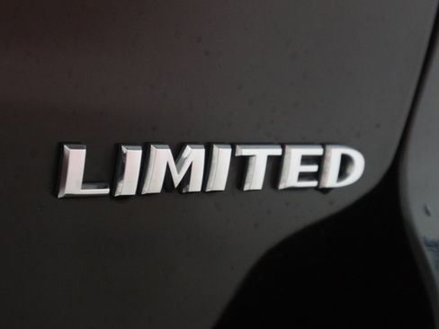 Used 2017 Jeep Grand Cherokee Limited image 38