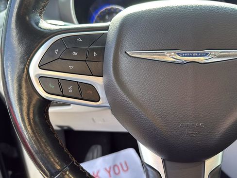 Used 2020 Chrysler Pacifica Touring-L image 17