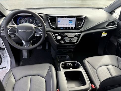 New 2026 Chrysler Pacifica Select image 17