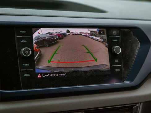 Used 2022 Volkswagen Taos SE w/ Panoramic Sunroof Package FWD image 16