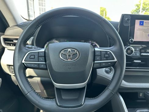 Used 2023 Toyota Highlander LE FWD image 9
