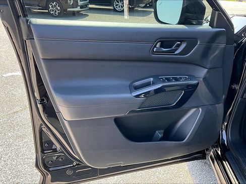 Used 2025 Nissan Pathfinder S FWD image 23
