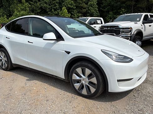 Used 2023 Tesla Model Y AWD image 5