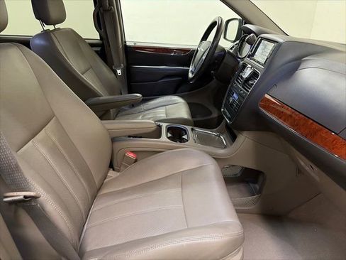 Used 2013 Chrysler Town & Country Touring-L w/ Driver Convenience Group image 38