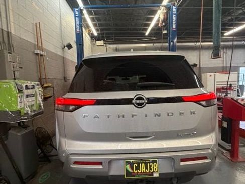 Used 2024 Nissan Pathfinder Platinum FWD image 8