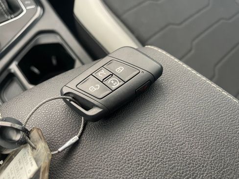 Used 2025 Volkswagen Taos SE image 22