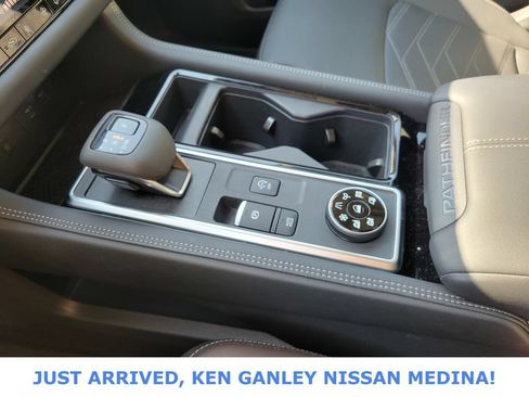 Certified 2025 Nissan Pathfinder Platinum AWD/4WD image 11