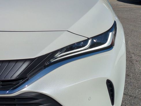 Used 2021 Toyota Venza Limited image 10