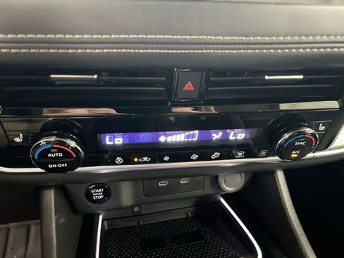 Used 2024 Nissan Rogue SL AWD/4WD image 17